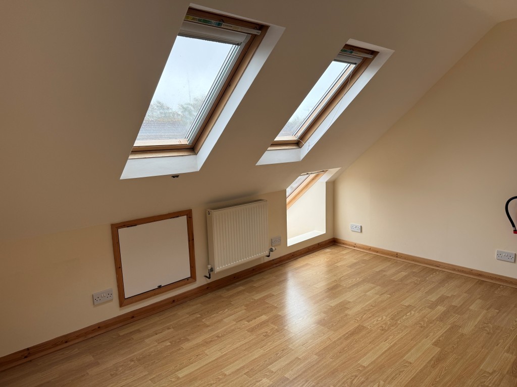 Lot: 36 - FORMER DOCTORS SURGERY WITH POTENTIAL FOR RESIDENTIAL CONVERSION - SF living room with Velux windows